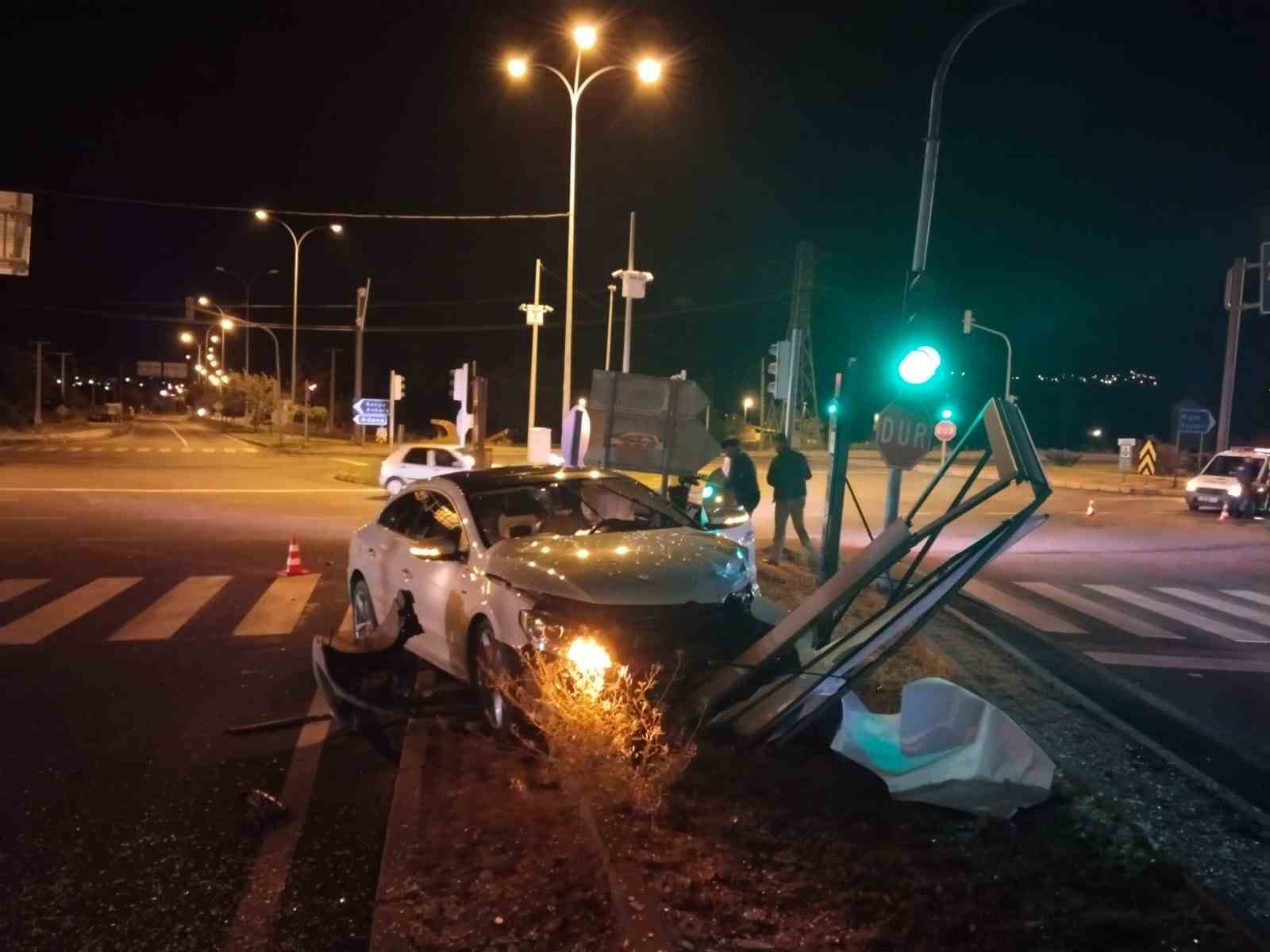 Niğde&rsquo;de otomobiller &ccedil;arpıştı: 3 yaralı
