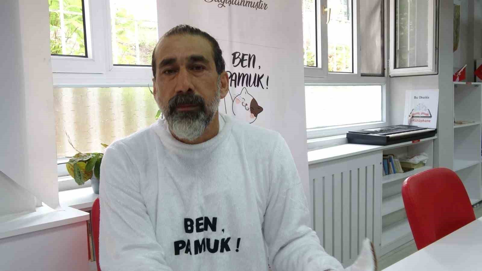Kedi kılığına girdi, kitabını imzaladı
