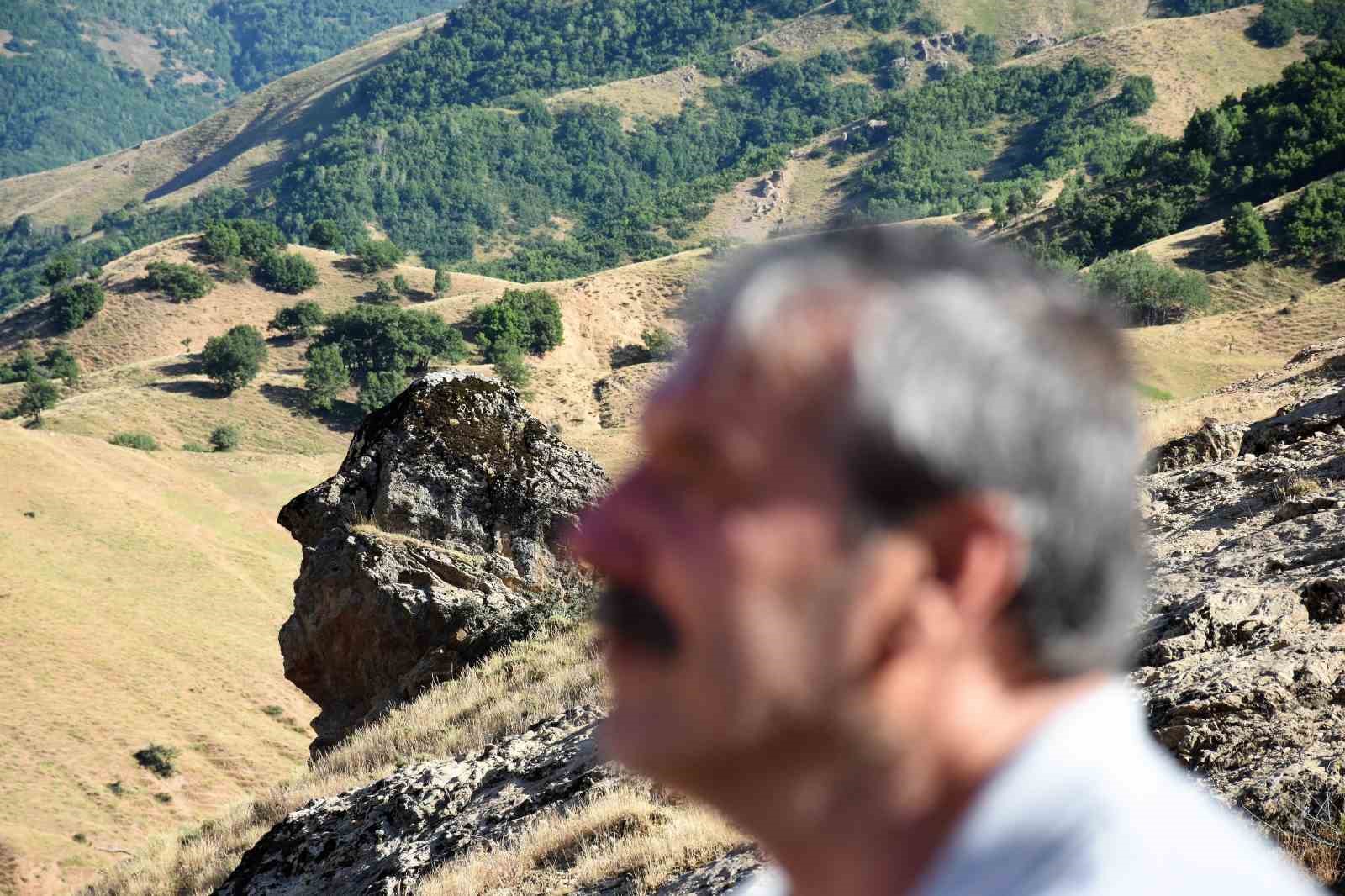 Muş’ta ’Ovaya Bakan Adam’ kaya taşı görenleri hayran bırakıyor