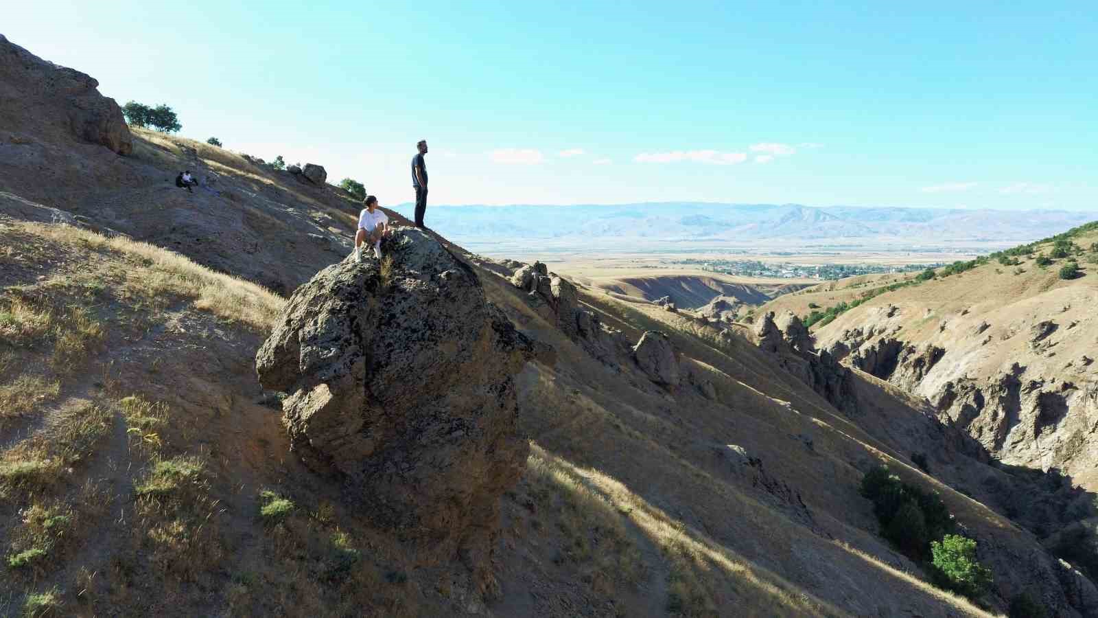 Muş’ta ’Ovaya Bakan Adam’ kaya taşı görenleri hayran bırakıyor
