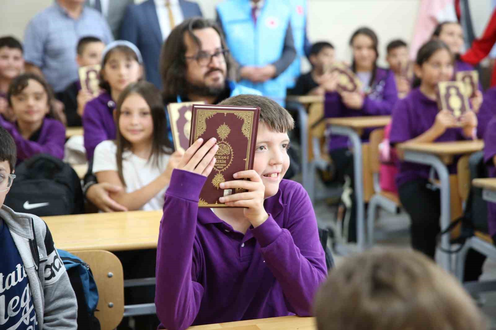 ’Kur’an-ı Kerim’ veya ’Peygamberin Hayatı’ derslerini seçen çocuklara anlamlı hediye