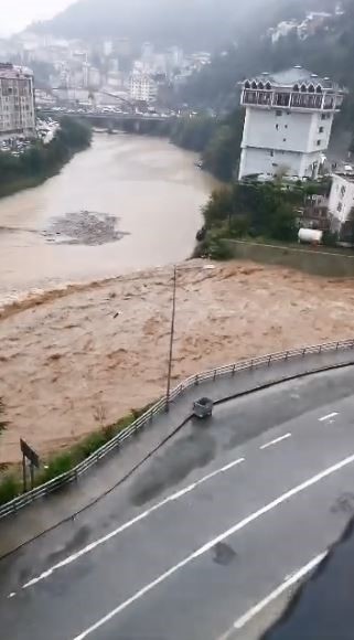 Artvin’de dereler taştı, köy yolları ulaşıma kapandı 