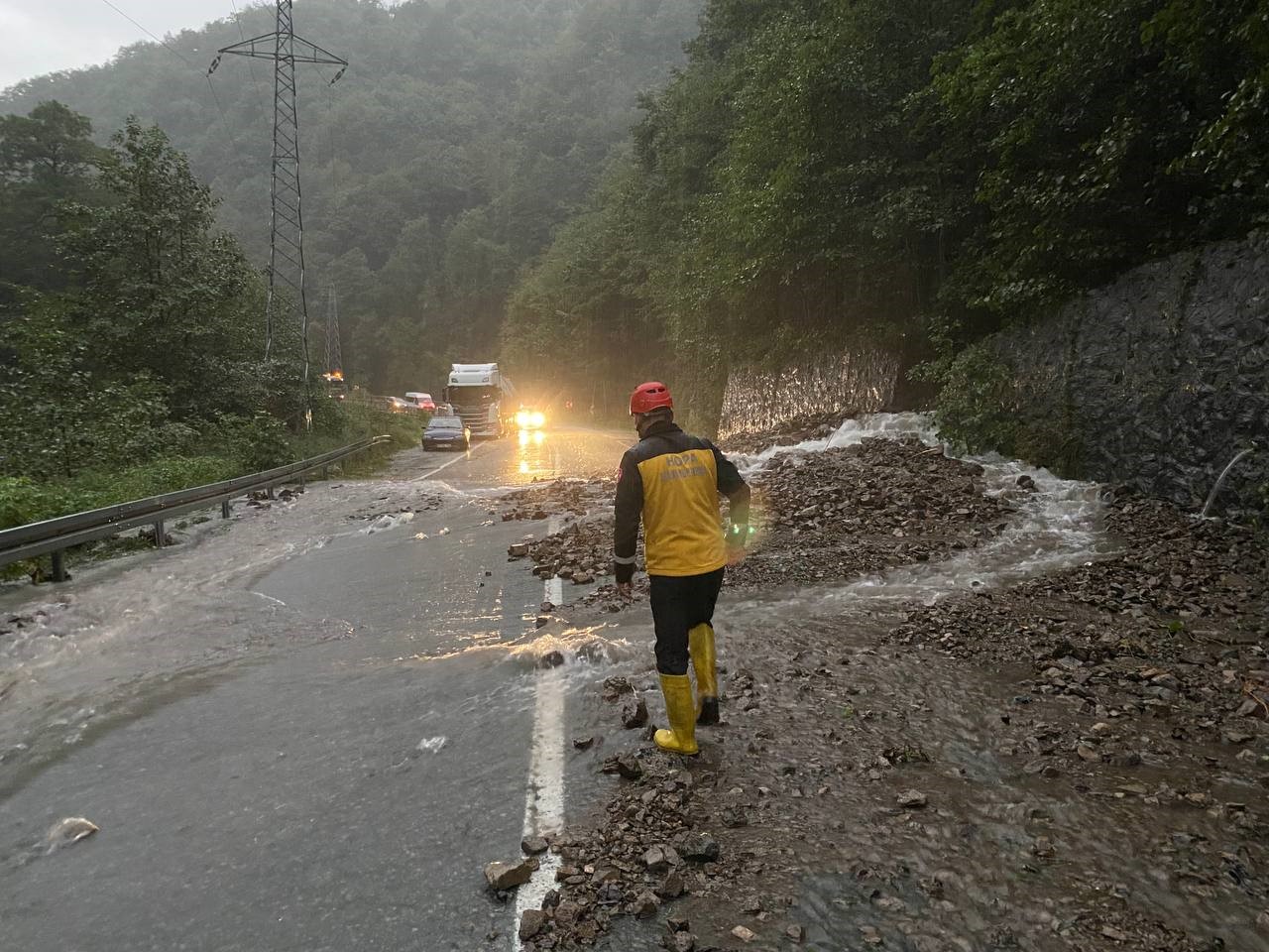 Borçka-Hopa karayolu sel ve heyelanlara teslim