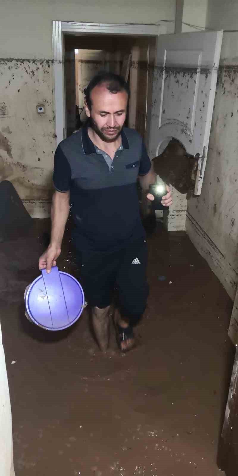 4 &ccedil;ocuğu sel sularında kalan aile evsiz ve eşyasız kaldı
