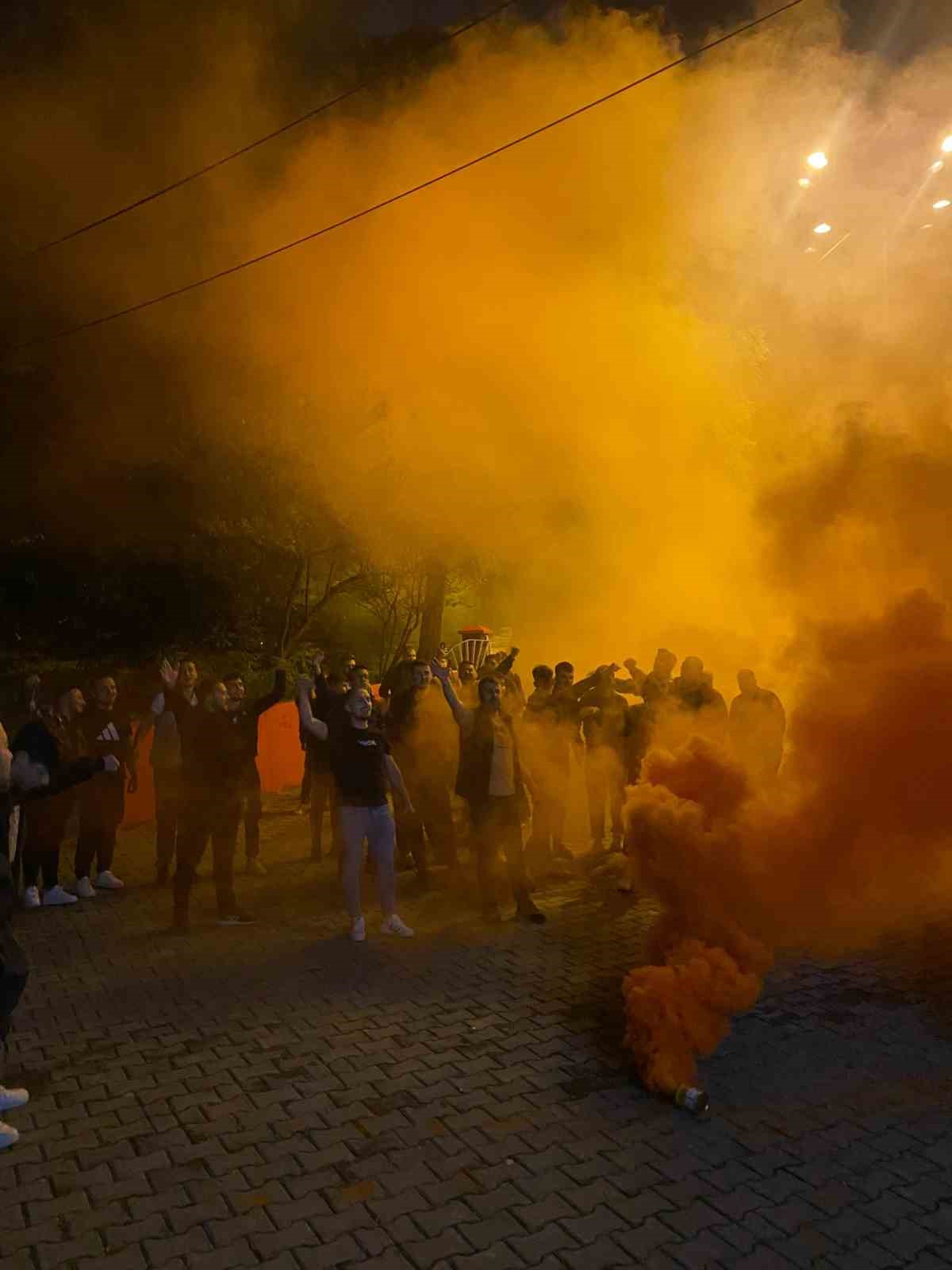 Vanspor ma&ccedil;ı tartışmalarından sonra taraftarlar K&ouml;m&uuml;rspor&rsquo;a destek verdi
