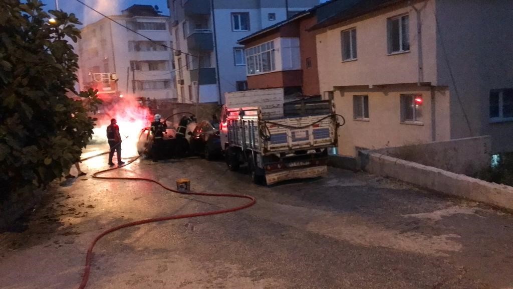 Bilecik’te 2 otomobil yanarak kül oldu