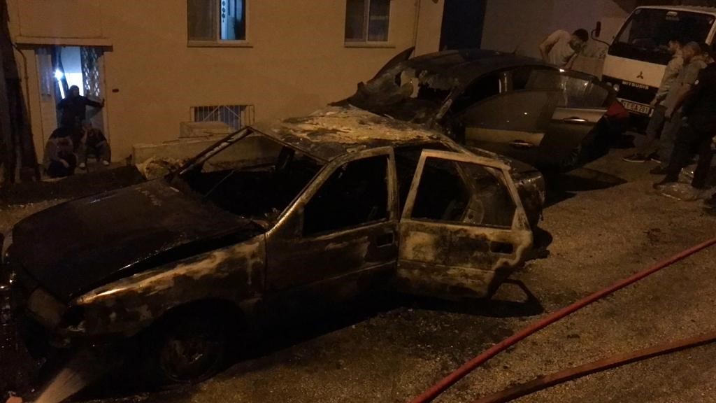 Bilecik&rsquo;te 2 otomobil yanarak k&uuml;l oldu
