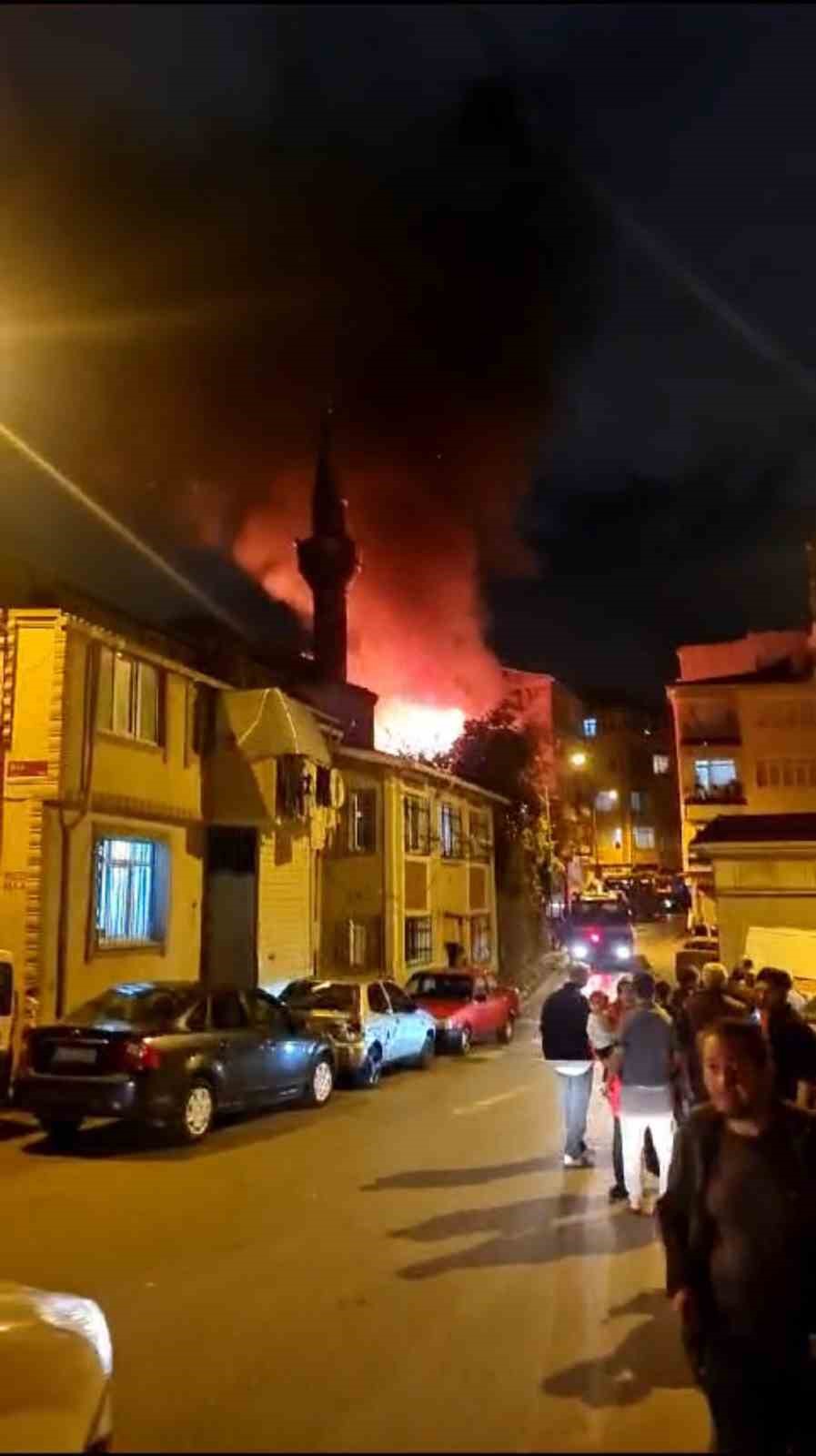 Fatih’te kaçak define aranan binanın yakıldığı iddia edildi, 1 kişi gözaltına alındı
