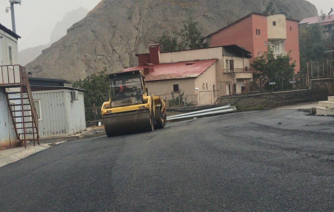 Hakkari&rsquo;deki caddeler bir bir asfaltla kaplanıyor
