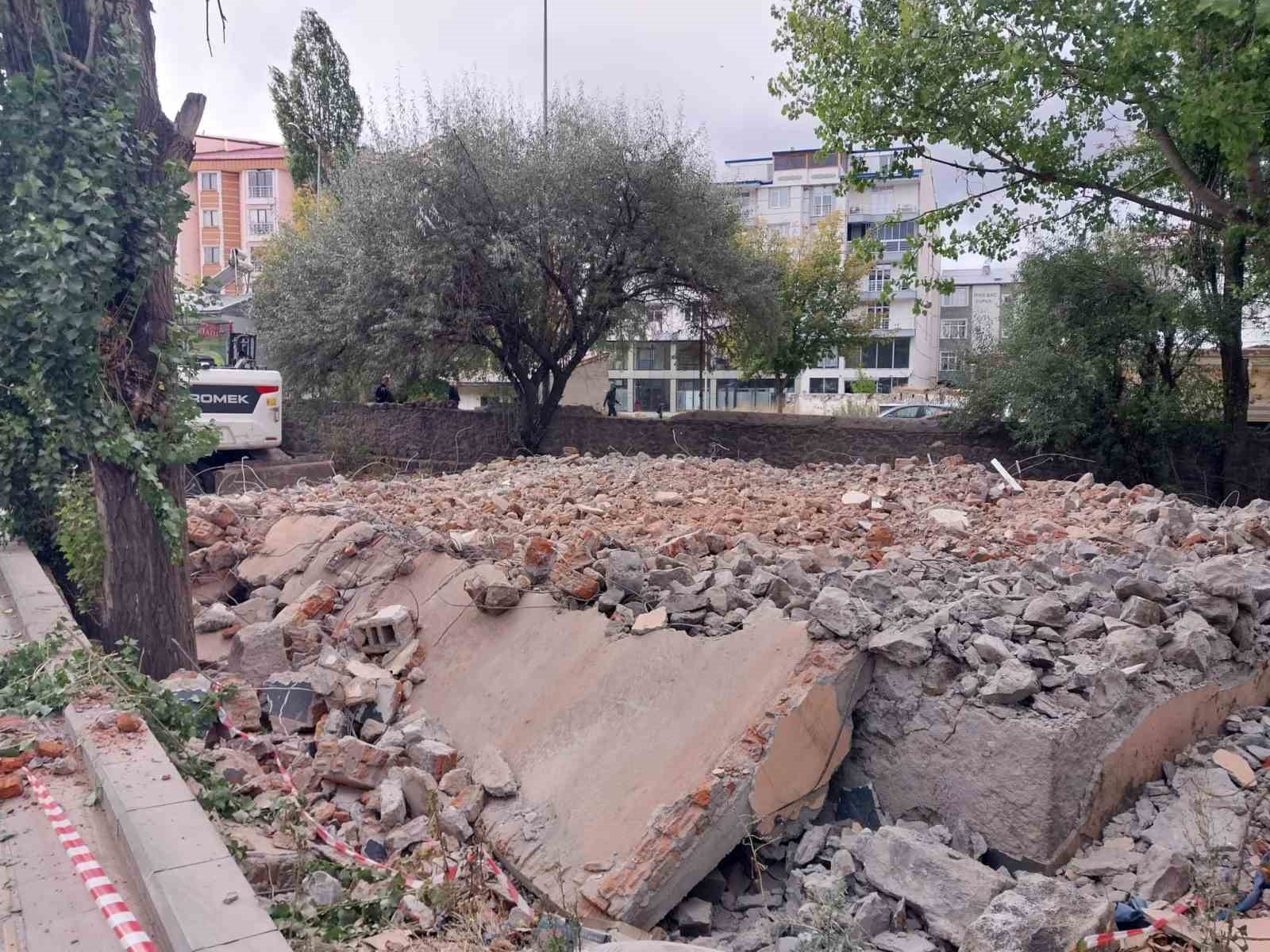 Kars&rsquo;ta metruk binalar yıkılıyor
