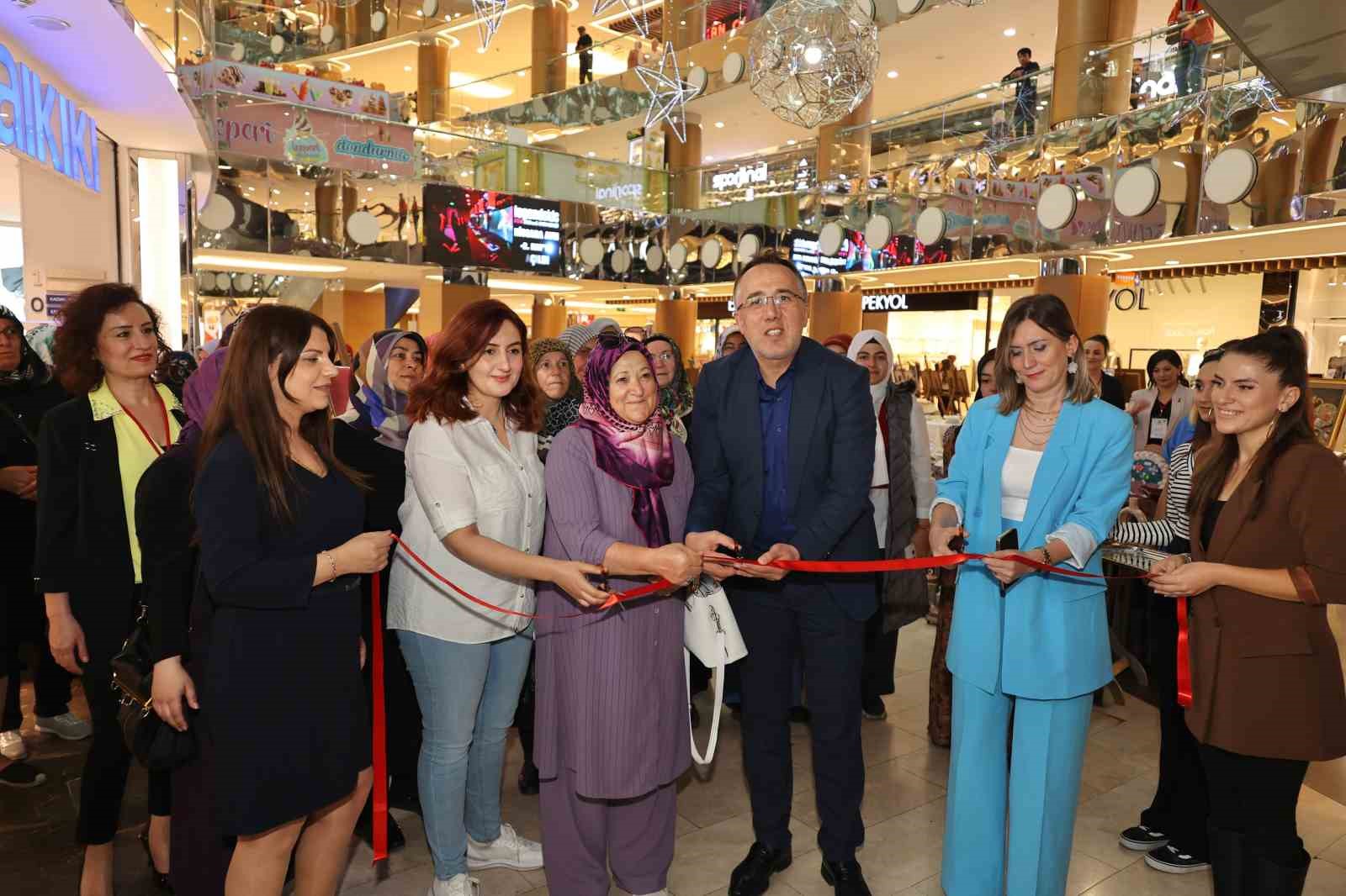 &lsquo;El Emeği G&ouml;z Nuru Sergisi&rsquo;nde el emeği &uuml;r&uuml;nler sergileniyor
