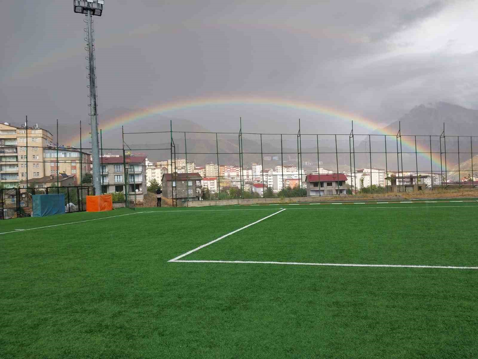Hakkari&rsquo;de g&ouml;kkuşağı g&uuml;zelliği
