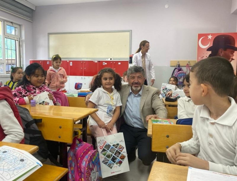 Gediz’de minik öğrencilere ’Okula hoş geldin’ hediyesi