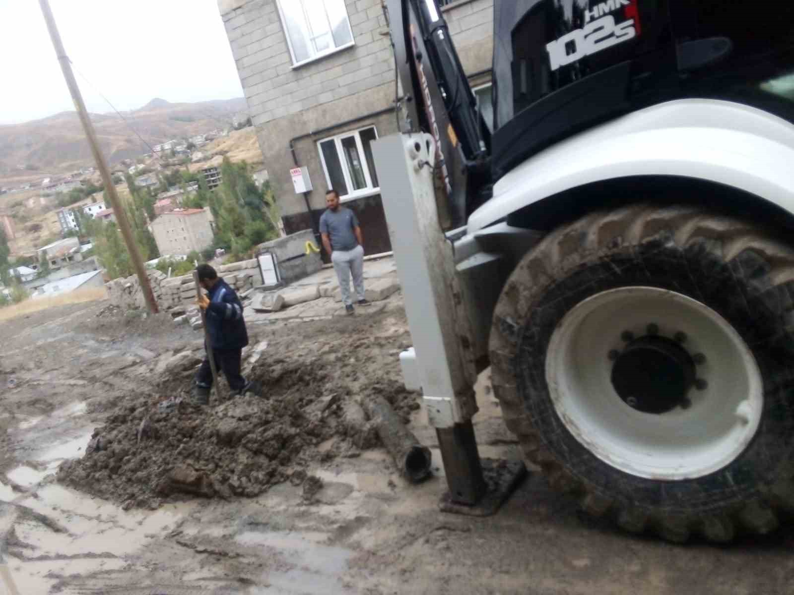 Hakkari Belediyesi ekiplerinden yağmur mesaisi
