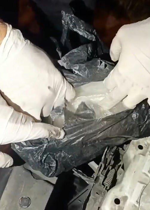 Ayvacık&rsquo;ta durdurulan bir ara&ccedil;tan &ccedil;ok sayıda uyuşturucu madde &ccedil;ıktı
