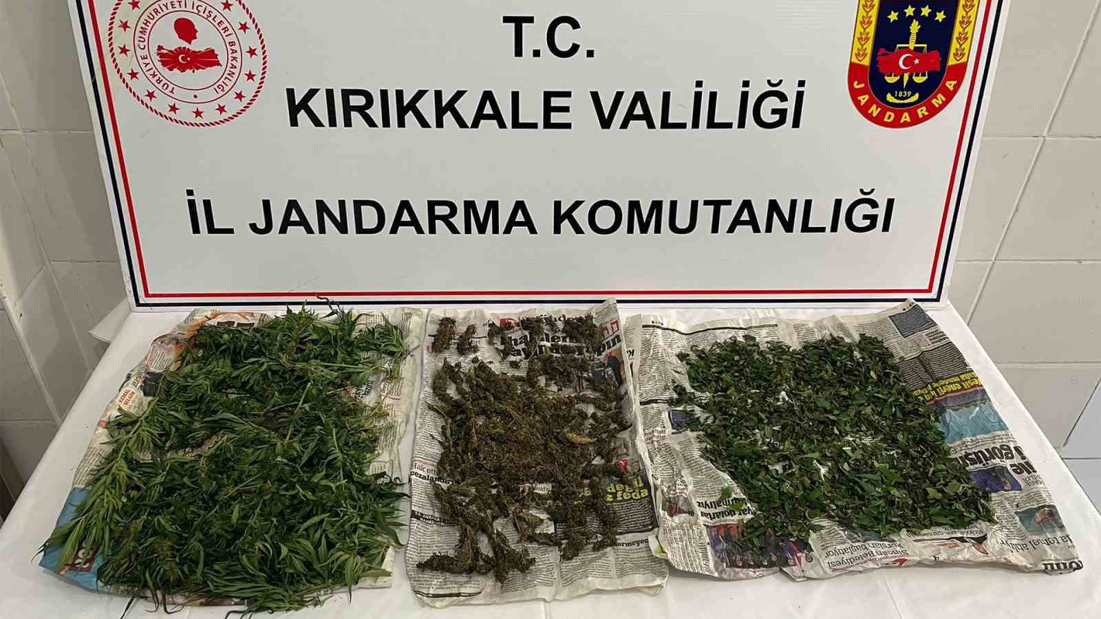 Saman yığınından uyuşturucu &ccedil;ıktı: Narkotik k&ouml;peği b&ouml;yle buldu
