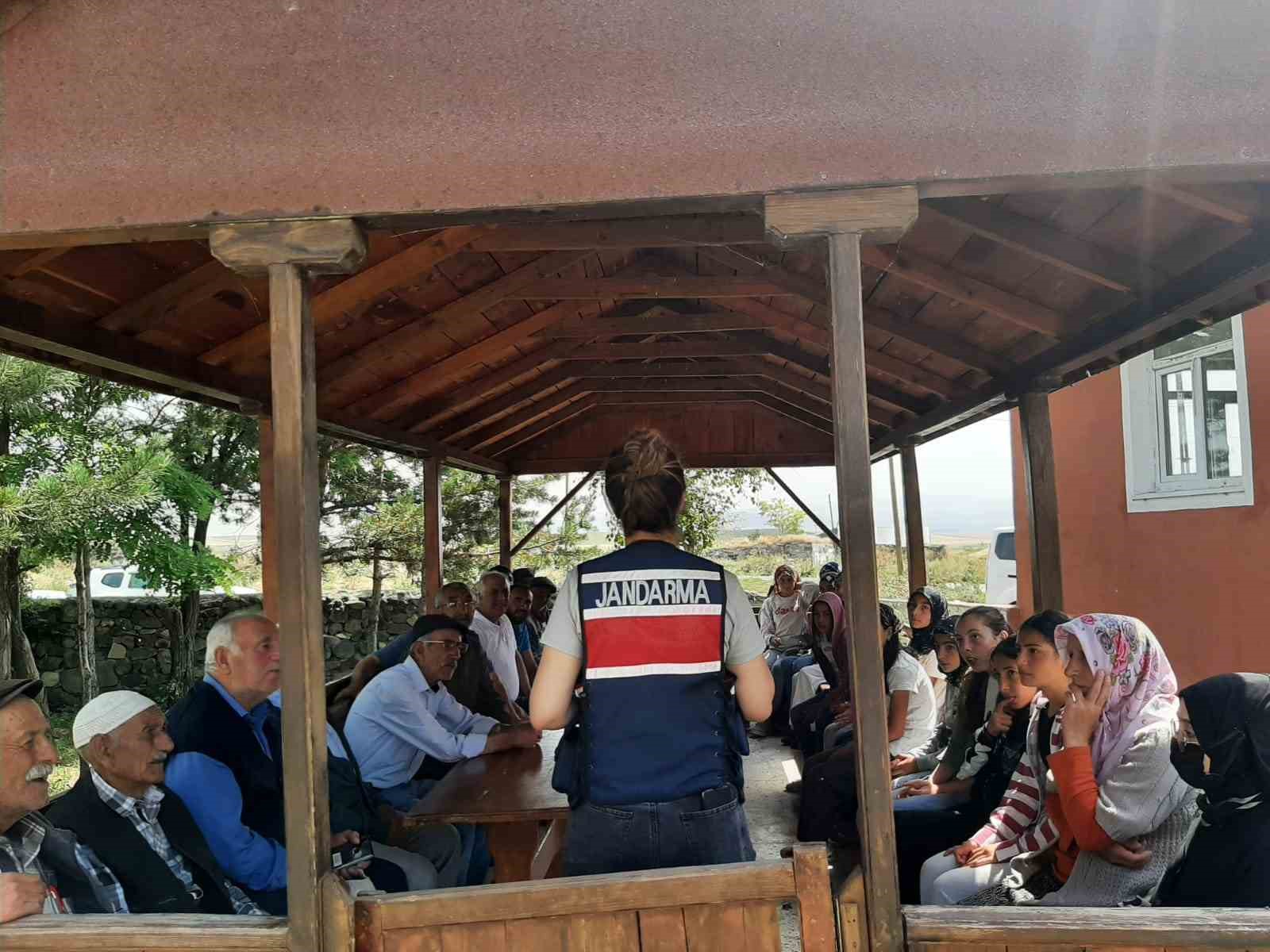 Kars’ta kadınlar şiddete karşı bilgilendirildi