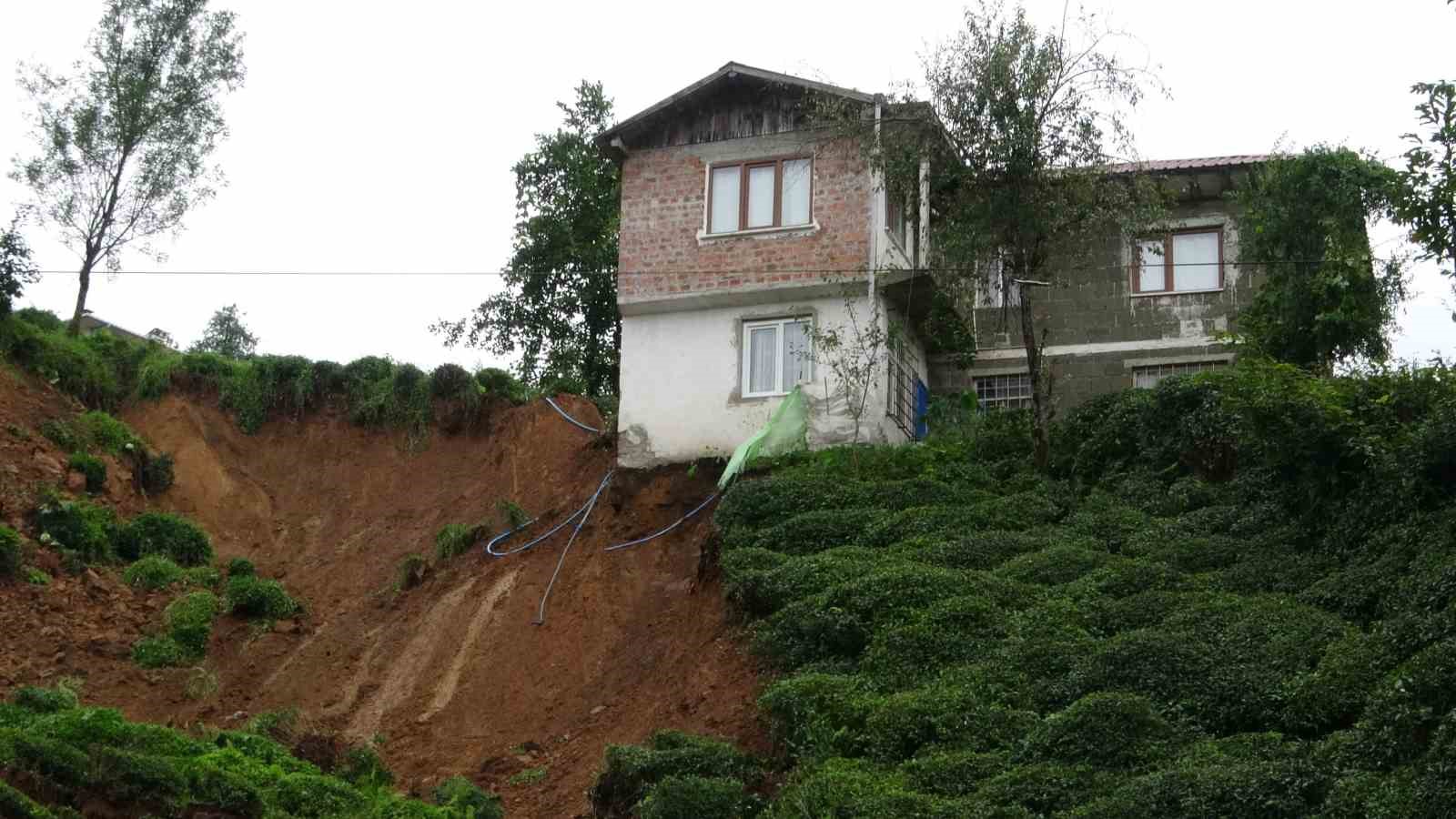 Rize’nin Salarha beldesinde heyelan nedeniyle 2 ev tedbir amacıyla boşaltıldı