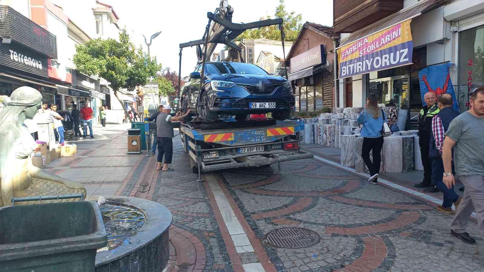 İş yeri &ouml;n&uuml;ne &ccedil;ekilen ara&ccedil; meraklı bakışlar arsında &ccedil;ekiciyle g&ouml;t&uuml;r&uuml;ld&uuml;.
