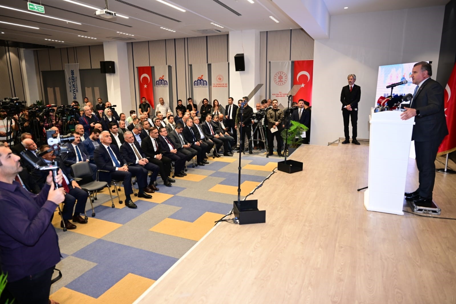 Malatya 100. Yıl Halk K&uuml;t&uuml;phanesi hizmete a&ccedil;ıldı
