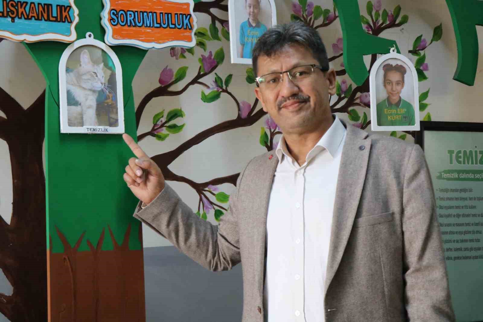 &Ouml;ğrencilerin sıra arkadaşı &lsquo;Duman&rsquo; isimli kedi
