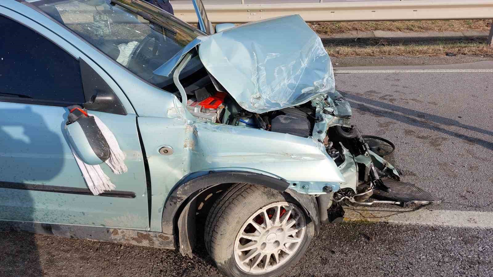 Samsun'da bariyerlere çarpan otomobil hurdaya döndü