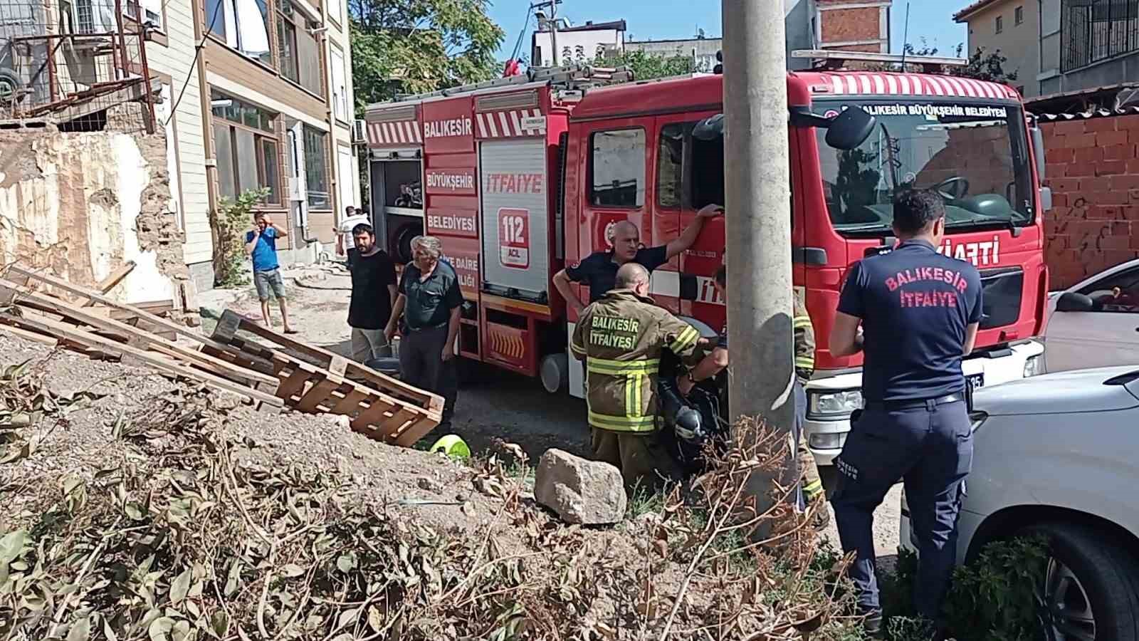 Edremit’te çatı yangını söndürüldü, karşı evin bahçesinde de yangın çıktı