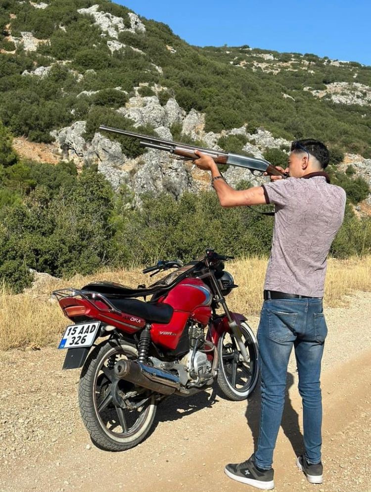 Birlikte ava gittiği arkadaşını domuz sanarak &ouml;ld&uuml;rd&uuml;
