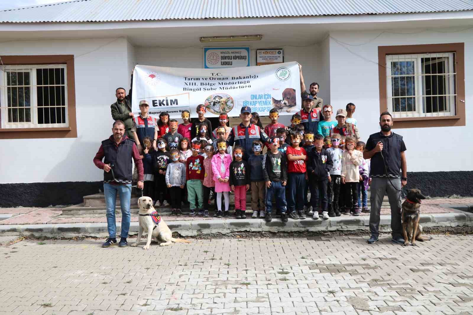 Bing&ouml;l&rsquo;de &ouml;ğrencilere hayvan sevgisi anlatıldı
