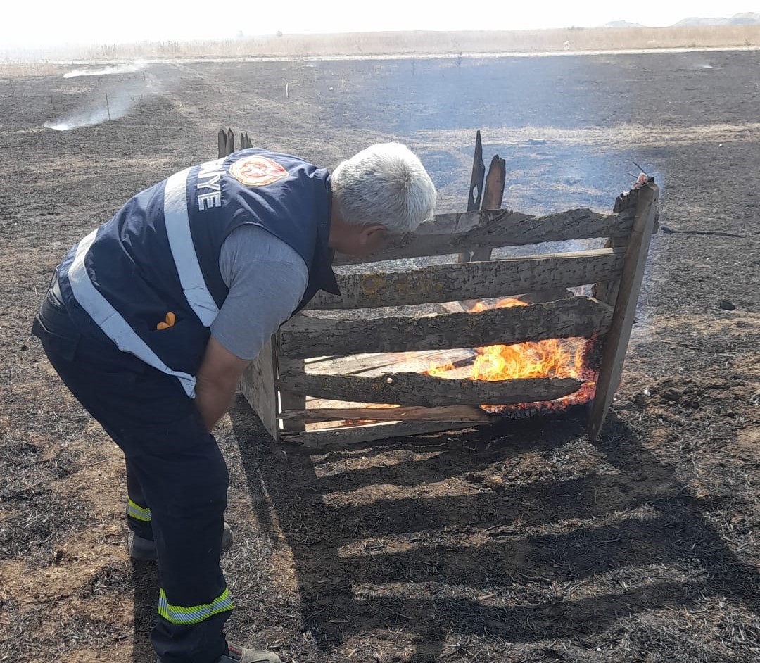 Yangında 500 d&ouml;n&uuml;m tarım arazisi ve 3 ahır zarar g&ouml;rd&uuml;
