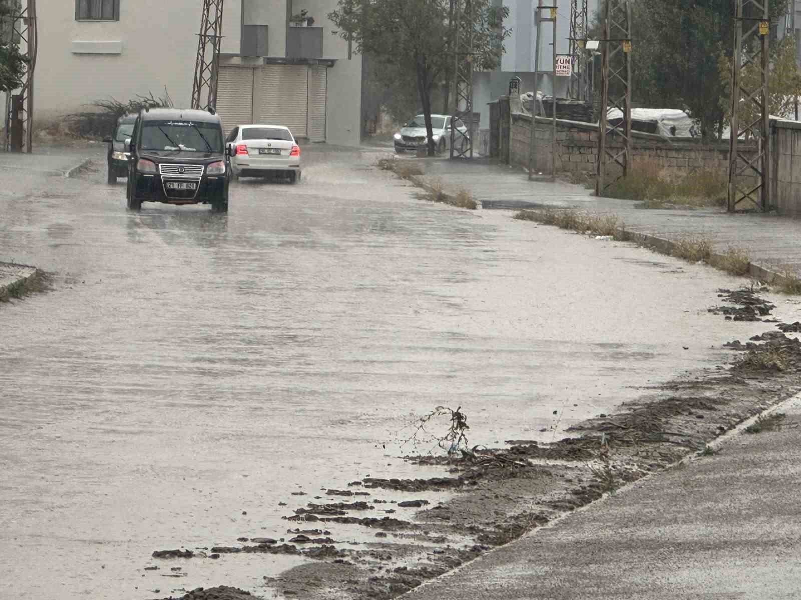 Yüksekova’da caddeler göle döndü, araçlar suya gömüldü