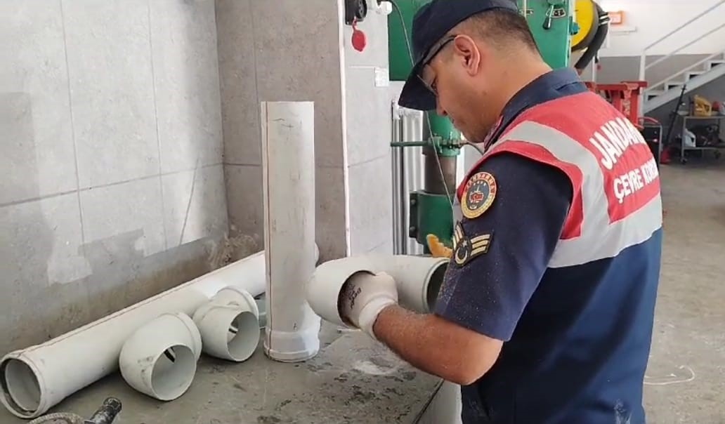 Jandarma, borulardan su ve yem kabı yapıp doğaya bıraktı
