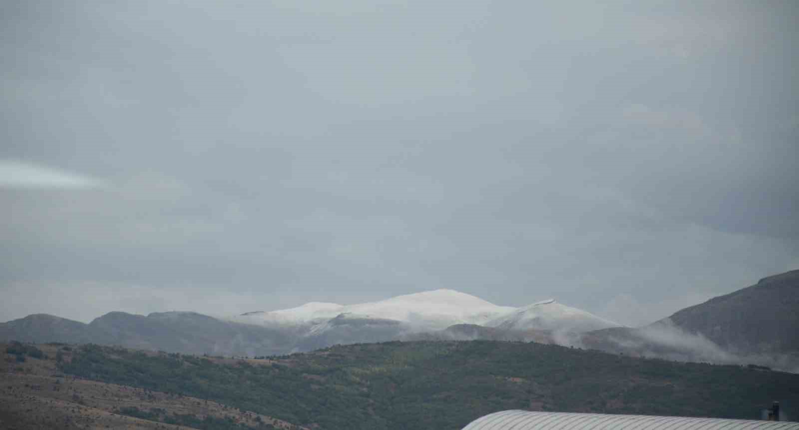 Bitlis’te yüksek kesimlere mevsimin ilk karı düştü