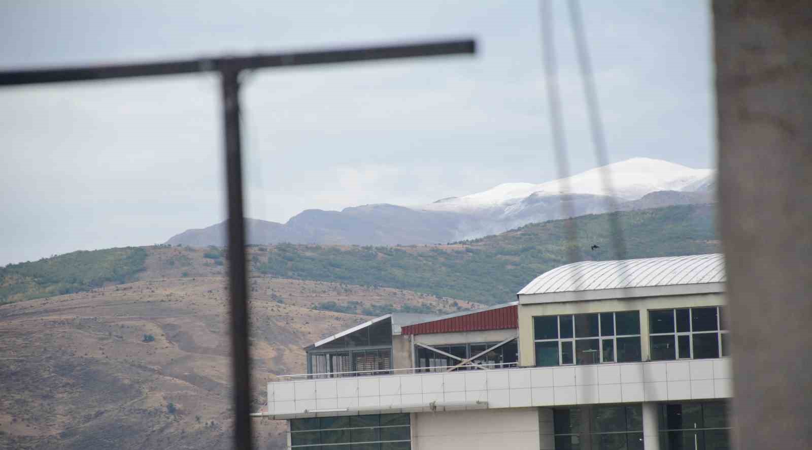 Bitlis&rsquo;te y&uuml;ksek kesimlere mevsimin ilk karı d&uuml;şt&uuml;
