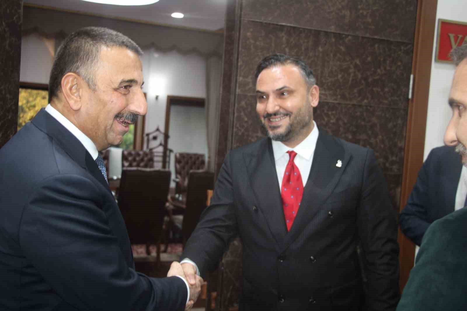 Vali Bektaşoğlu&rsquo;na Zonguldak Hentbol Spor Kul&uuml;b&uuml;&rsquo;n&uuml;n formasını hediye ettiler
