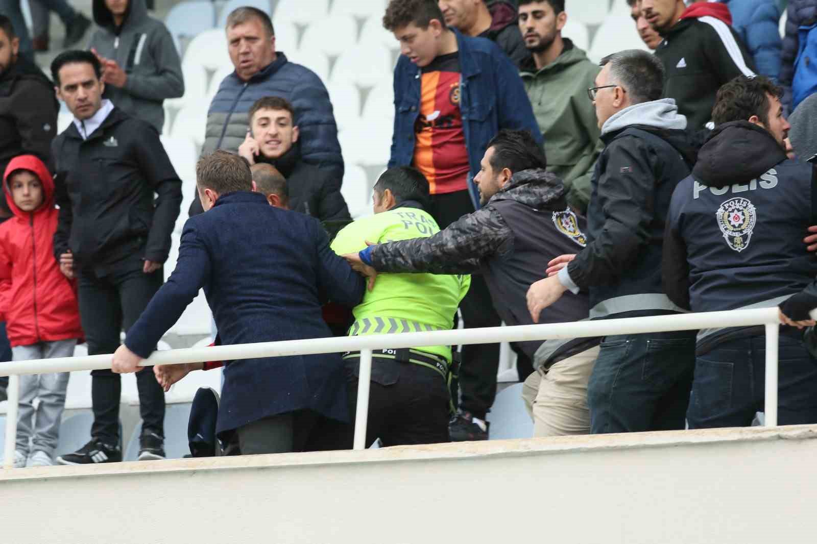 Kars&rsquo;ta kupa ma&ccedil;ı sonrası arbede
