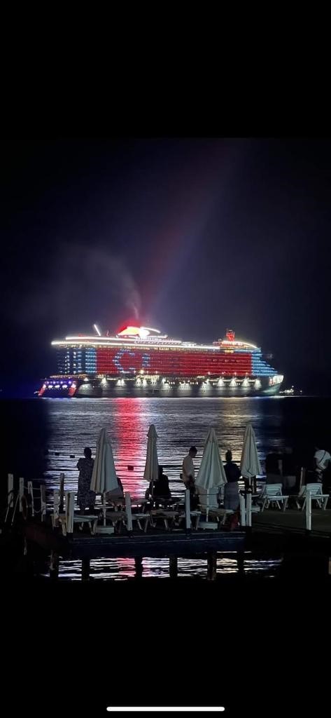 &Uuml;nl&uuml; İngiliz iş adamının yolcu gemisinin ışıkları T&uuml;rk bayrağını yansıttı 