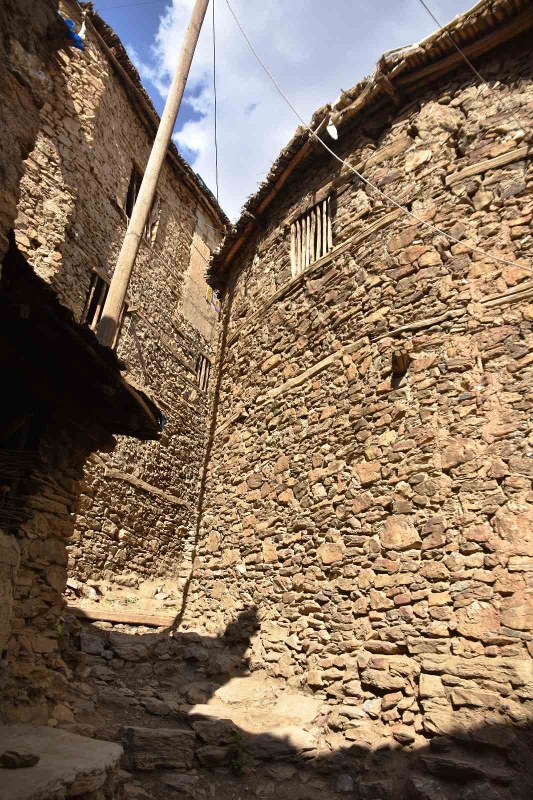 Hizan&rsquo;ın 300 yıllık taş evleri mest ediyor
