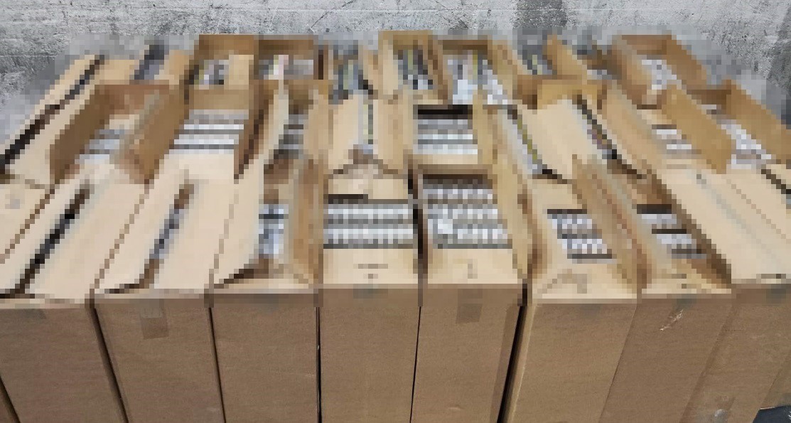 Giyim kolileri arasına gizlenmiş 15 bin paket sigara buldu
