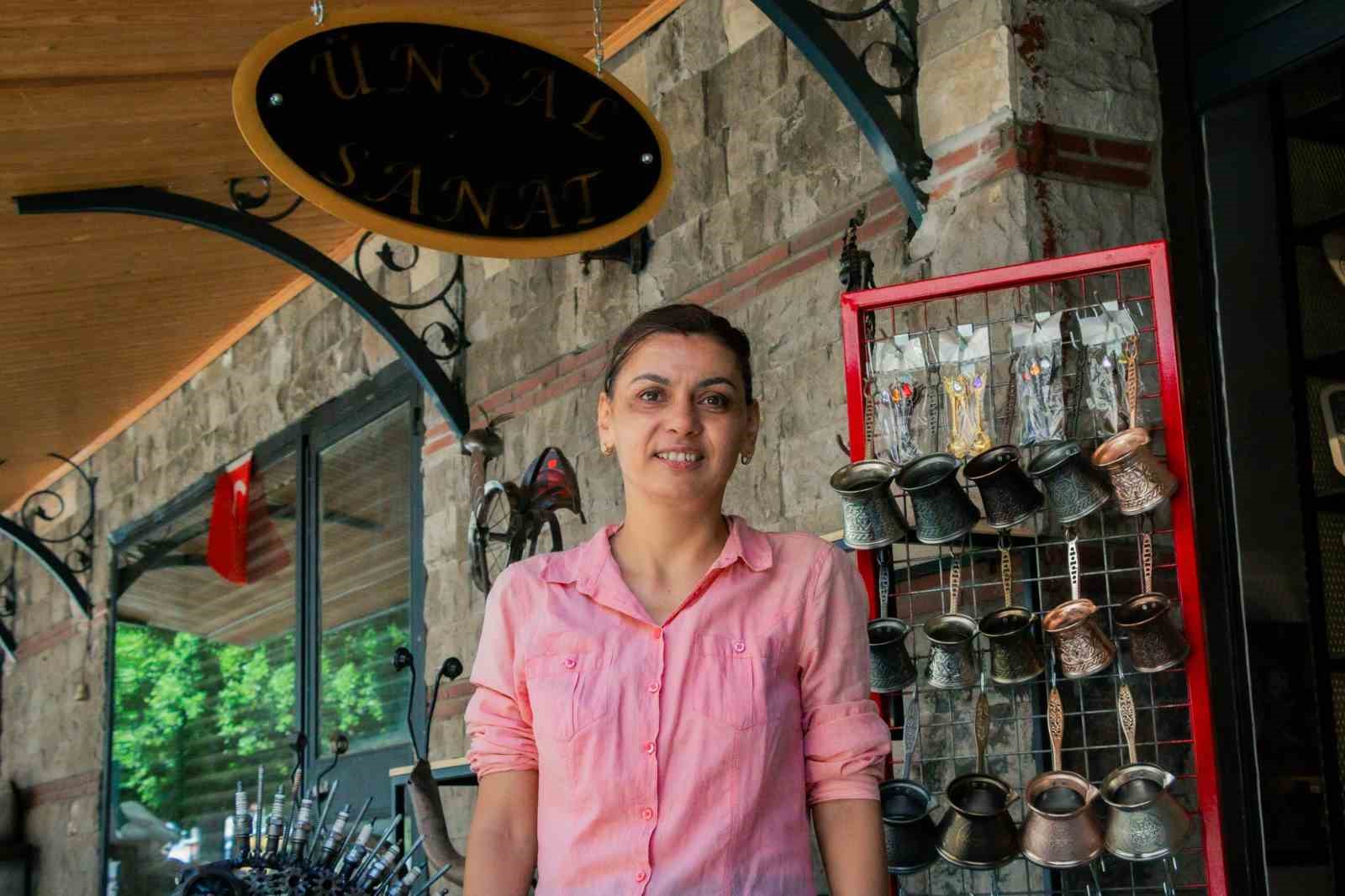 83 yaşındaki bileyci, 50 yıllık zanaat tutkusuyla gençlere taş çıkartıyor