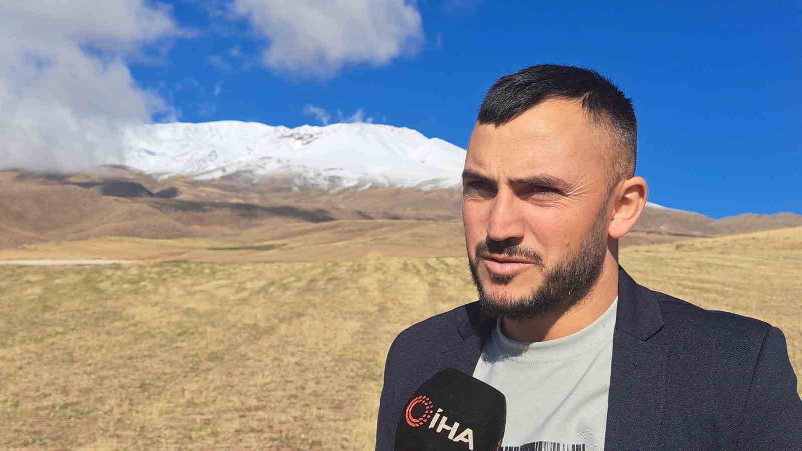 S&uuml;phan Dağı beyaza b&uuml;r&uuml;nd&uuml;
