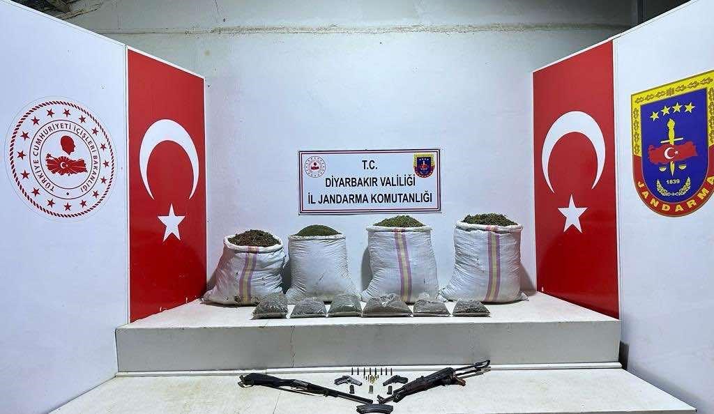 Diyarbakır’da uyuşturucu operasyonu: 74 kilogram esrar ile çok sayıda silah ele geçirildi