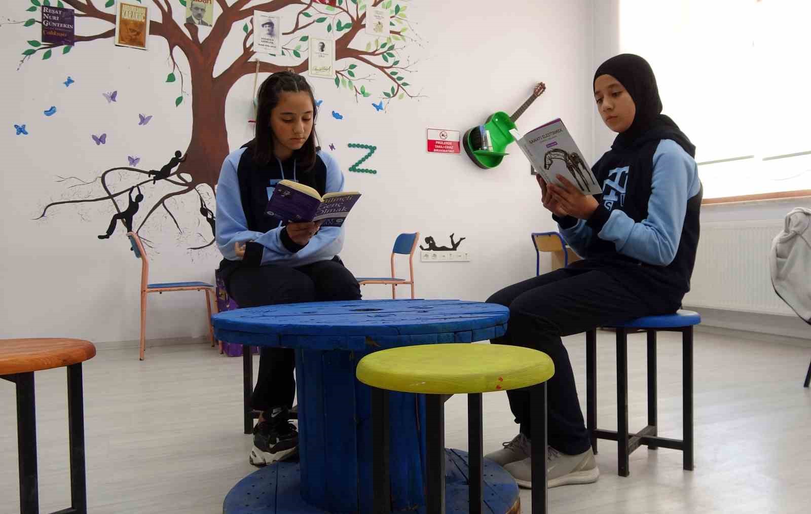 Yeteneklerini eski malzemelerle &ldquo;Sıfır Atık K&uuml;t&uuml;phanesi&rdquo; kurarak g&ouml;sterdiler
