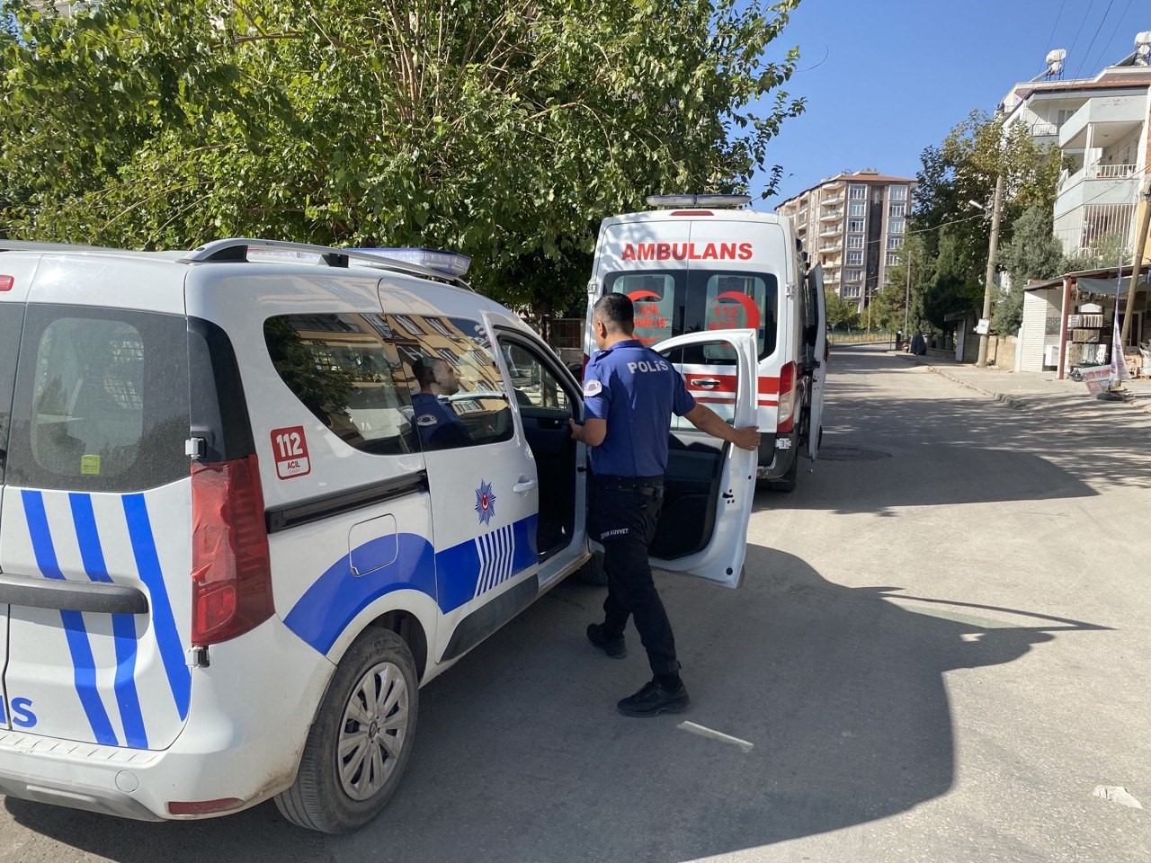 Yerde hareketsiz yatan kadın ekipleri harekete geçirdi