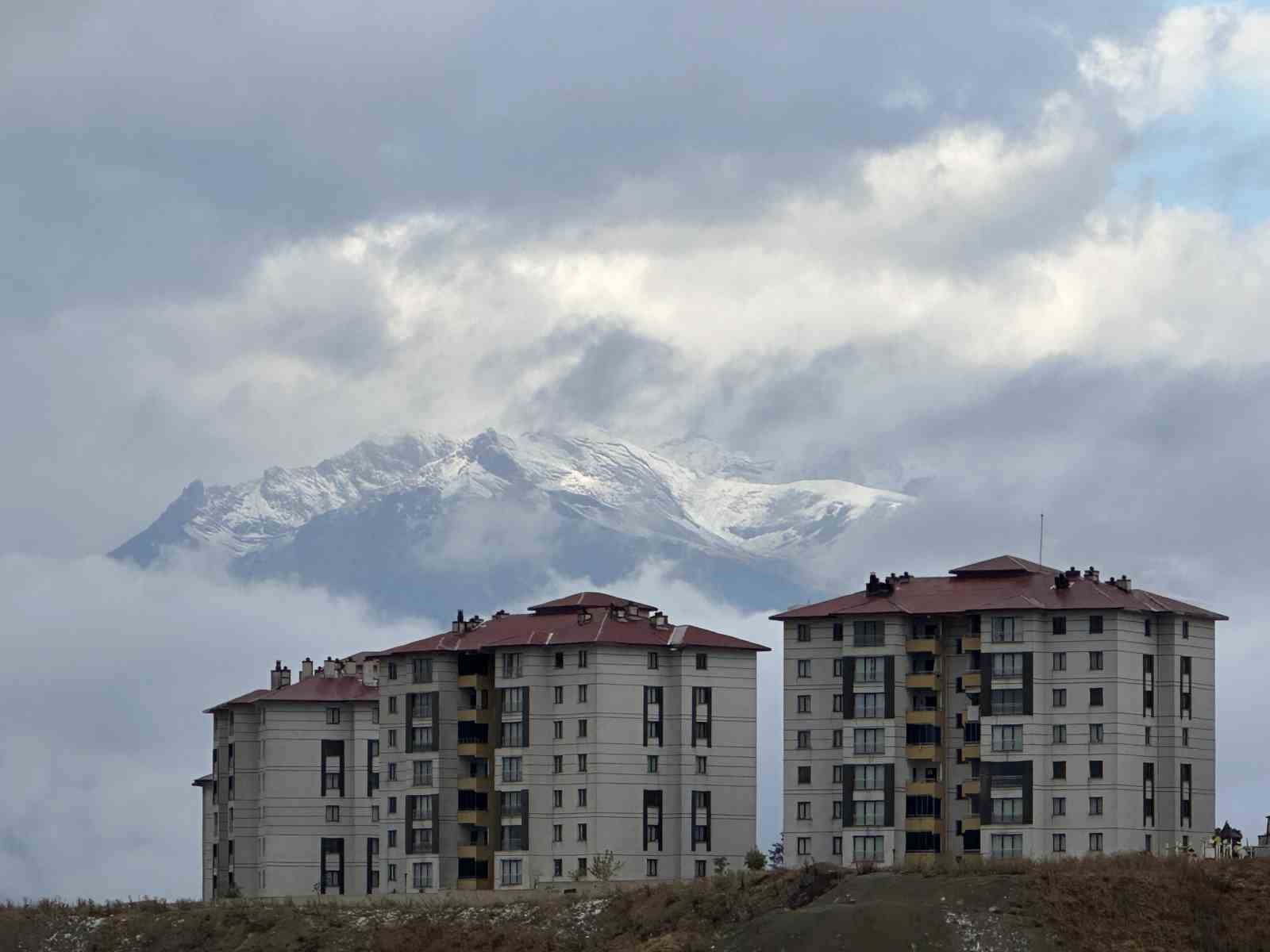 Yüksekova’da karlı dağlarla bütünleşen bulutlardan görsel şölen