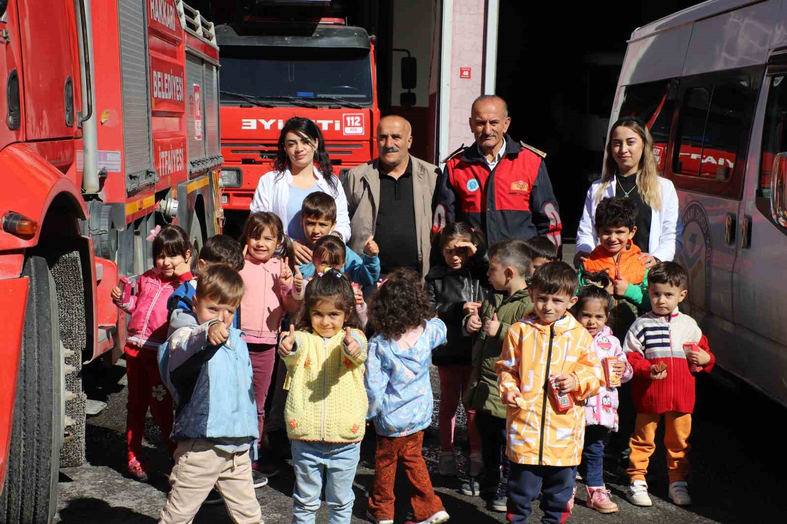 Hakkari’de minik öğrencilere itfaiye tanıtıldı