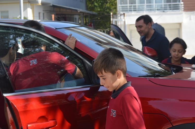 Tavşanlı&rsquo;da &ouml;ğrenciler yerli otomobil TOGG&rsquo;u inceledi
