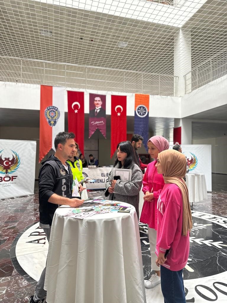 Ardahan&rsquo;da &ouml;ğrencilere "El Ele G&uuml;venli Geleceğe" projesi &ccedil;er&ccedil;evesinde eğitim verildi
