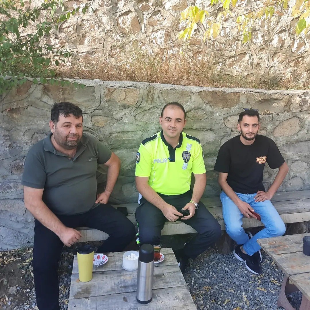 S&uuml;r&uuml;c&uuml;lere mola, uyarı ve &ccedil;ay ikramı
