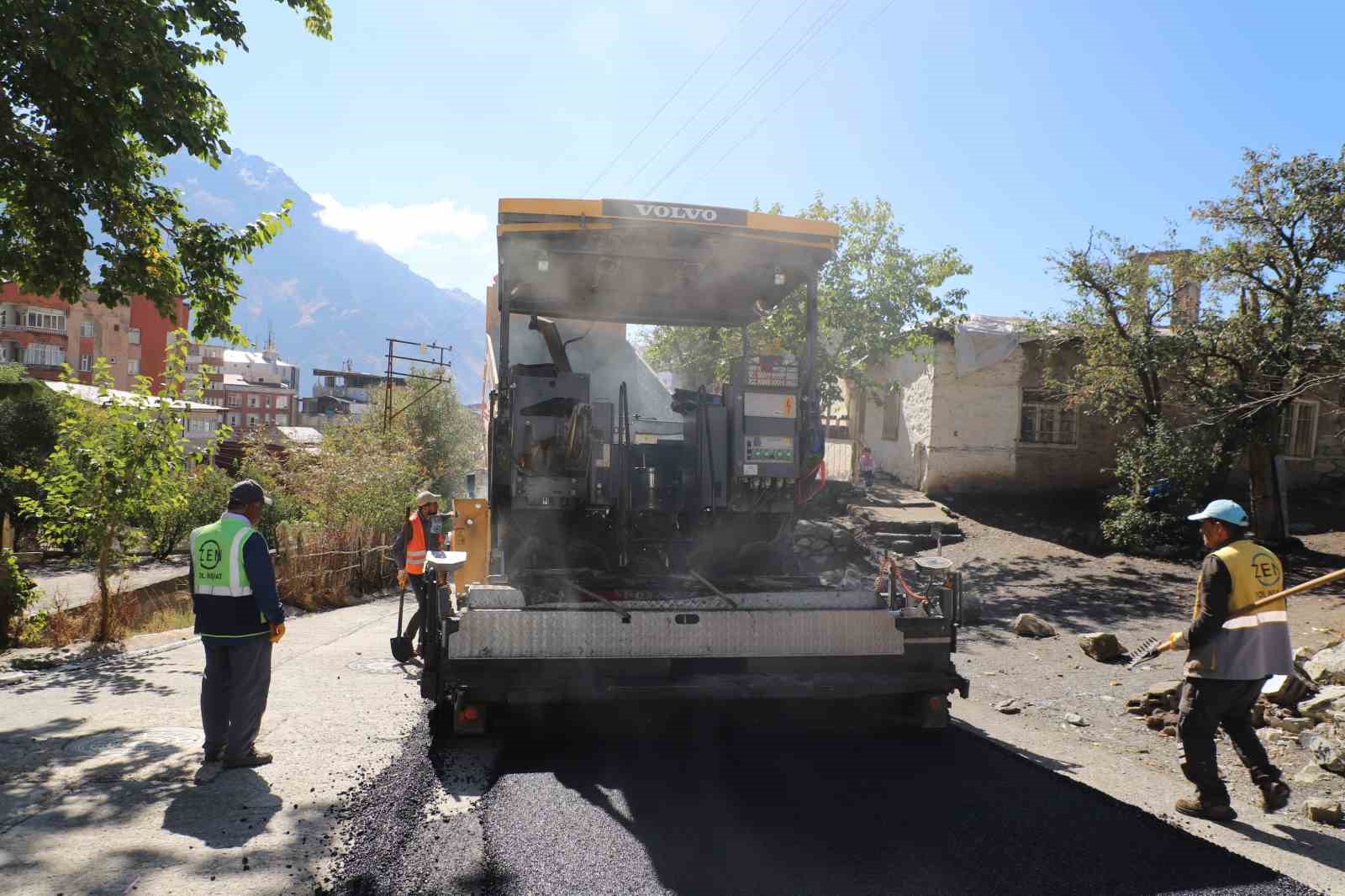 Hakkari’de asfalt çalışması 4 caddede devam ediyor